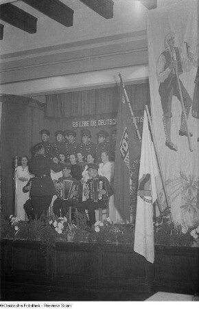 Sowjetisches Musikensemble einer Kulturveranstaltung der HO Industriewaren Leipzig-Stadt im Rahmen des Monats der Deutsch-Sowjetischen Freundschaft