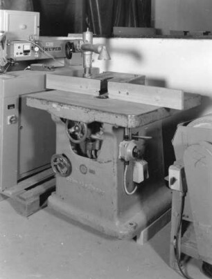 Tischfräsmaschine (Schwabedissen Maschinen und Anlagen Service GmbH) und Furnierzusammensetzmaschine Kuper (Heinrich Kuper GmbH; Teilansicht). Dresden-Hellerau, Deutsche Werkstätten Hellerau
