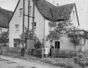 Wohnhaus mit Familie : Spalt? Wohnhaus mit einer Familie am Gartenzaun, Kramladen "Knorr"