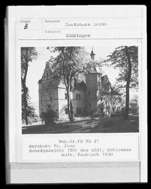 Dornburg-Camburg. Renaissance-Schloss (1539, 1605/1608 Erweiterung, nach 1824 Umbau und Erweiterung), Schrägansicht des Renaissance-Schlosses (Stadtseite)