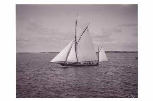 Indien?. Segelschiff vor einer Küste