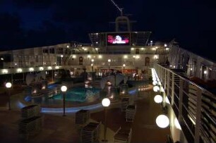Kreuzfahrtschiff "Musica" : Sonnendeck des italienischen Kreuzfahrtschiffes "Musica" der MSC-Reedrei, abends. 2550 Passagiere, Sommer 2006 als Neubau in Dienst gestellt, aufgenommen 2006