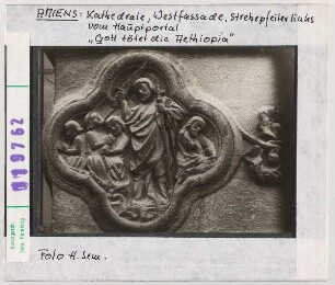Amiens, Kathedrale: Westfassade, Strebepfeiler links vom Hauptportal: Gott tötet die Aethiopia
