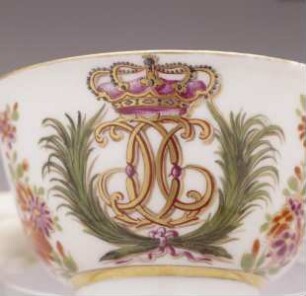 Koppchen und Unterschale mit Wappen des Königreichs Dänemark und Hafenszene — Koppchen