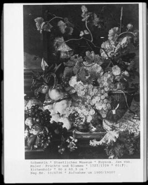 Stillleben mit Blumen und Früchten