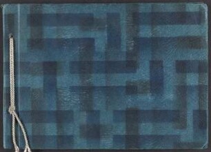 Fotoalbum mit Turn- und Freizeitaktivitäten : Fotoalbum. Papiereinband, blaue Elefantenhaut mit geometrischem Muster in Blau und Schwarz, mit Kordelbindung, H 17,4 x B 24,5 x D 0,8 cm (1920/1932). Dresden: SLUB/DF 2019.C.104