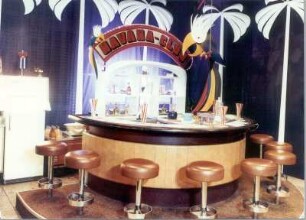 Bar "Havana-Club" : Dresden-Altstadt, Prager Straße 17. Großgaststätte "International" während der Sonderveranstaltung "Gastlichkeit von Land zu Land". Bar "Havana-Club". Bartheke mit Hockern