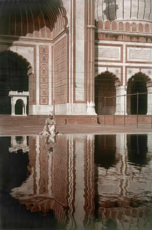 Delhi, Moschee Jama Masjid ("Freitagsmoschee") : Reisefotos Indien. Delhi. Moschee Jama Masjid ("Freitagsmoschee") (1650-1656). Teilansicht mit Wasserbecken zur rituellen Reinigung und Haupteingang