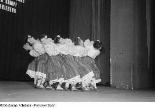 Rumänische Tänzerinnen des Rahmenprogramms zur Leipziger Herbstmesse 1954