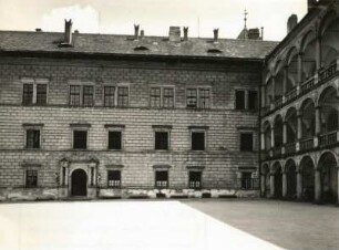 Jindřichův Hradec (Neuhaus). Schloss (13. Jh.). Schlosshof mit Großen Arkaden (1586-1592)