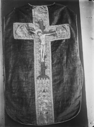 Kasel mit Christus am Kreuz auf der Rückseite und einer Madonna mit zwei der Drei Heiligen Könige auf der Vorderseite
