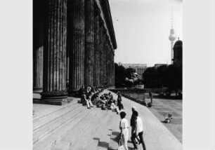 Besucher an der Freitreppe des Alten Museums