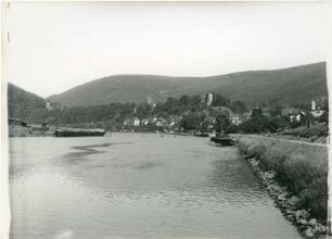 Neckarsteinach. Stadtansicht mit Vorderburg (rechts), Mittelburg (Mitte) und Hinterburg (links). Blick über den Neckar
