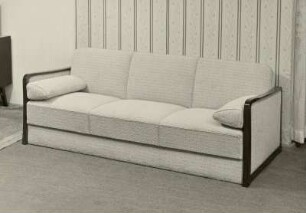 Sofa : Sofa (1956; Polstermöbelkombinat Rabenau-Oelsa) in Ausstellungskoje vor Tapetenstreifen