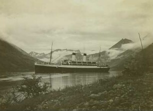 Hjørundfjorden bei Øye, Norwegen. Ansicht vom Ufer mit Passagierschiff Monte Sarmiento