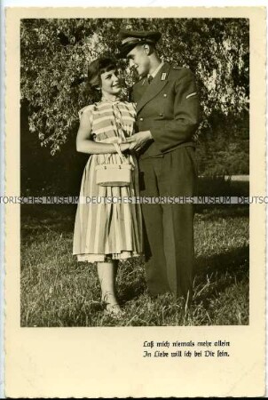 Soldat mit junger Frau im Park