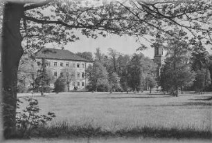 Markkleeberg, Keesscher Park : Markkleeberg. Keesscher Park, Pfarrgasse 13/15. Herrenhaus. Parkansicht mit Turm der Martin-Luther-Kirche