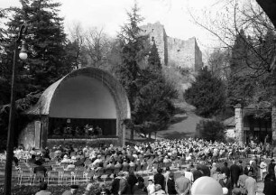 Badenweiler: Publikum beim Kurkonzert, Hintergrund Musikpavillon