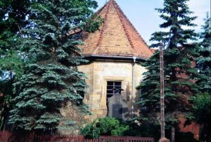 Chor der Dorfkirche mit Kriegerdenkmal