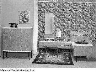 Kleiner Wäscheschrank, Nachtschränke und Bett : Leipziger Herbstmesse, 1972. Schlafzimmermöbel (1972; Zentrales Entwicklungsbüro Schkeuditz). Ansicht mit kleinem Wäscheschrank, Nachtschränken und Bett