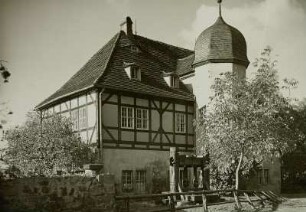 Hoflößnitz : Radebeul. Schloss Hoflößnotz mit alter Weinpresse