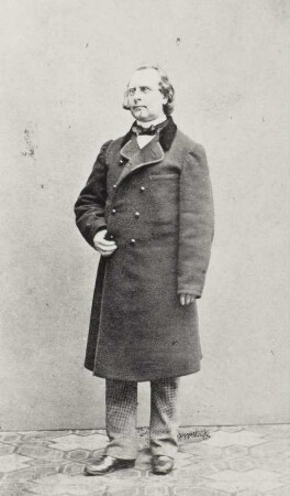 Porträt Fritz Weiss (1822-1893; Sänger, Schauspieler, Philologe). Albuminabzug auf Karton (Carte-de-visite mit Atelieraufdruck verso und recto, Widmung bezeichnet 20. Jan. 1862). Fotografie von Emil Römmler (firmiert bis 1863 unter dem Namen seines Vaters Carl Römmler)