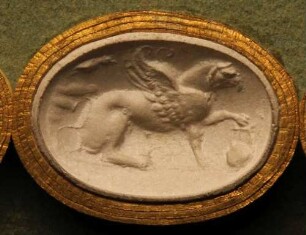Ein geflügelter Greif mit der Leier Apollos, daneben ein sitzender Rabe (Daktyliothek, Erstes Mythologisches Tausend)