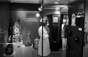 Verkaufsausstellung antiker Uhren beim Kaufhaus Karstadt