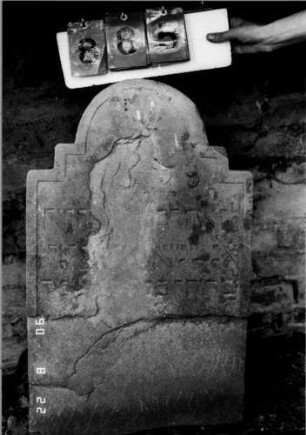 Grabstein 885