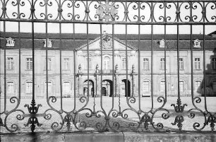 Ludwigsburg: Westflügel des Residenzschlosses durch Gitter