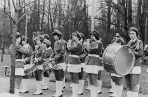 Konzert des Musikkorps der "BSG (Betriebssportbundgemeinschaft) Verkehrsbetriebe Dresden" beim "Frühjahrslauf im Großen Garten"