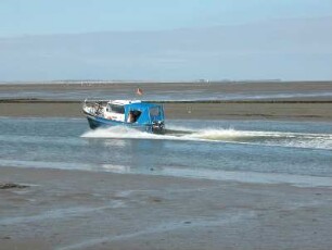 Wattenmeer vor der Nordseeinsel Baltrum : Ein Motorboot fährt auf dem Wattenmeer vor der Nordseeinsel Baltrum, aufgenommen 2004