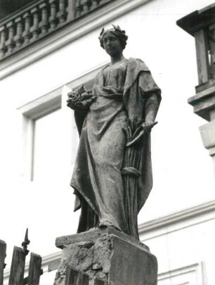 Pomona : Pomona. Stein (um 1850). Radebeul, Augustusweg 110, Villa "Jägerberg", Freitreppe