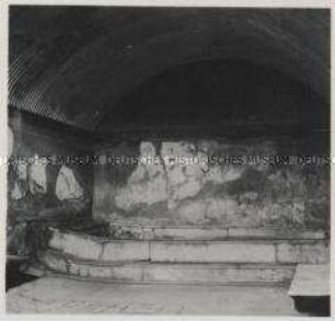 Herculaneum, terme femminili, Caldarium mit Marmorbecken und Marmorsitzen an den Seiten