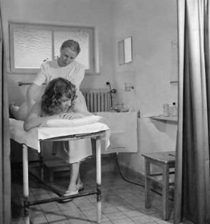 Bad Hindelang-Oberjoch. Haus Ingeburg (1932). Sauna. Ansicht mit junger Frau bei einer Massage