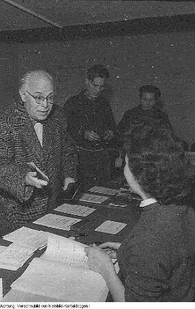 Dresden. Heinz Bongartz, Chefdirigent der Dresdner Philharmonie. Hier bei der Prüfung seines Mandats als Stadtverordneter Dresdens, 1958