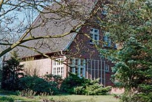 Struhbarg 18: giebelständiges Wohnhaus aus Backstein: Straßenfront, Teilansicht: große Sprossenfenster über Ecke zu Traufseite, Rankgitter: Vorgarten
