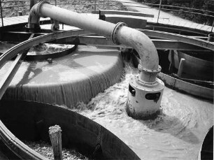 Naßbaggerung in Seitenentnahme Oberbruch Hochsilos Die Silos dienten nicht nur zum Verladen des Baggerguts, sondern vor allem der Entwässerung des schluffhaltigen Kiessandes.