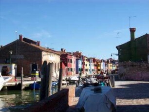 Burano: Impression Burano, Kanal mit bunten Hausfassaden