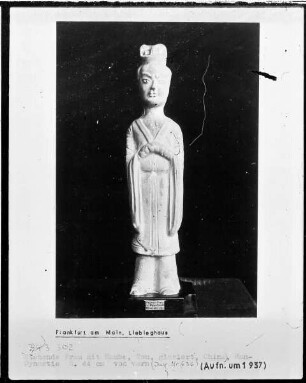 Stehende Frau mit Haube