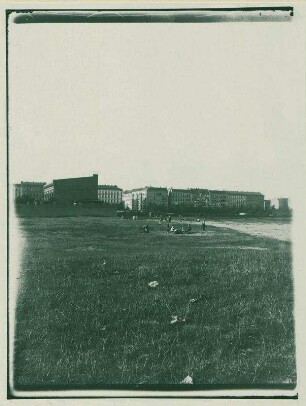 Wiese vor der Turnhalle der Gemeindeschule, dahinter Knobelsdorffstraße / Ecke Danckelmannstraße