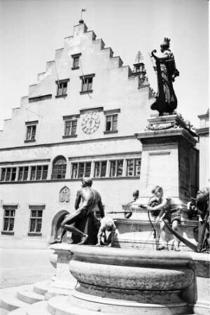 Lindau: Brunnen mit Rathaus