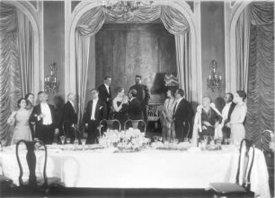 Souper. Spiel in einem Akt von Franz Molnár (zusammen mit seinem Einakter "Eins, zwei, drei"). Staatsschauspiel Dresden, Dresdner Erstaufführung 08.05.1930 : Szenenbild mit Jenny Schaffer als Frau Doktor, Rudolf Schröder als Onkel Doktor, Paul Hoffmann als junger Mann, Alice Verden als Hausfrau, Luis Rainer als Hausherr, Willi Kleinoschegg als Detektiv, Grethe Volckmar als Frau Rätin, Paul Paulsen als Herr Rat, Lotte Crusius als Baronin und Reinhold Bauer als Diener