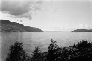 Fjord : Felsformation am Ufer eines Gewässers.