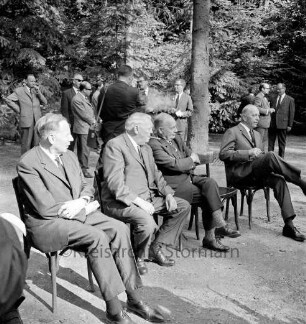 CDU: Kundgebung: Bürgerpark: Naturbühne: Kreispräsident Friedrich Hardt, Gastredner Bundeskanzler Ludwig Erhard mit Zigarre, Bundesminister für Ernährung Werner Schwarz, CDU-Kreisvorsitzender Konrad Meyer auf Stuhlreihe: hinten Fotografen, Männer, 11. August 1965