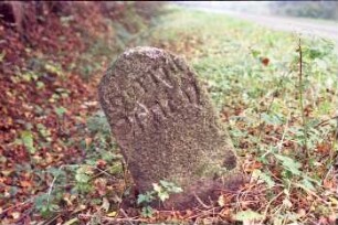 Grenzstein mit Inschrift [unleserlich]