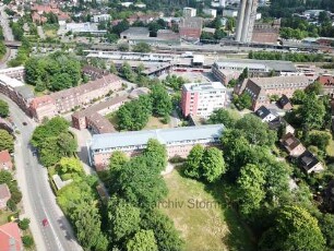 Bad Oldesloe: Luftbild Richtung Süden: Stormarnhaus, davor Kurpark, dahinter Getreidesilo der Firma Johannes Ströh und Bahnhof, links Mewesstraße