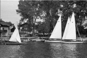 Prien-Stock: Segelschiffe am Ufer