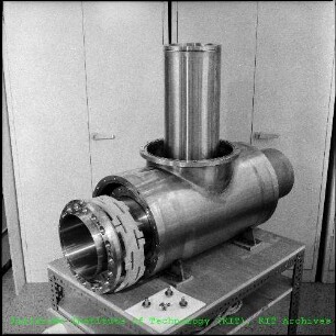 Kryostat für supraleitende Quadrupole des Instituts für Experimentelle Kernphysik (IEKP)
