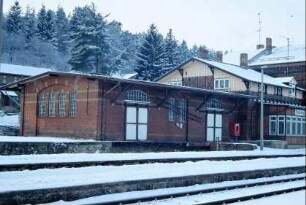 Giebelseite des Güterschuppens, der an das Bahnhofsgebäude grenzt